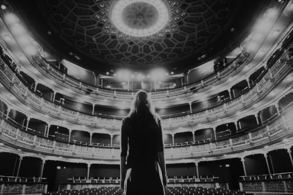 una-obra-para-una-sola-persona-el-teatro-cita-a-ciegas-al-espectador